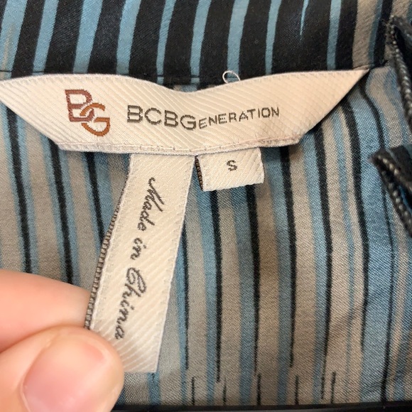 BCBGeneration Womens Blouse 3/4 Sleeve Blue Tan Black Flowy Arms 3/4 Button up S - Picture 3 of 9